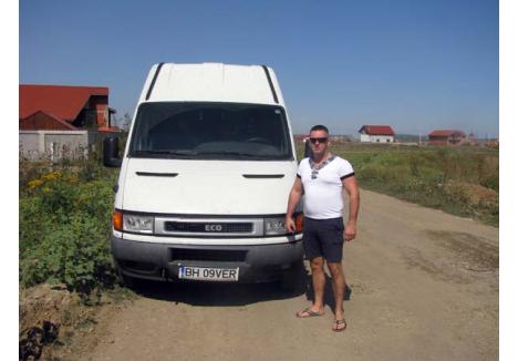 ACASĂ. În timp ce duba lui Adrian Preda este acasă de mai bine de o lună, pe site-ul Poliţiei Române apare şi acum ca fiind în urmărire generală